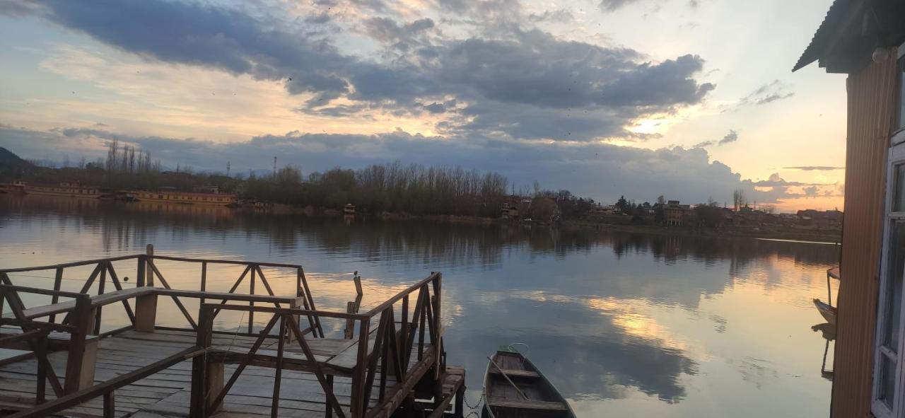 Lakeside Homestay Srinagar Zewnętrze zdjęcie
