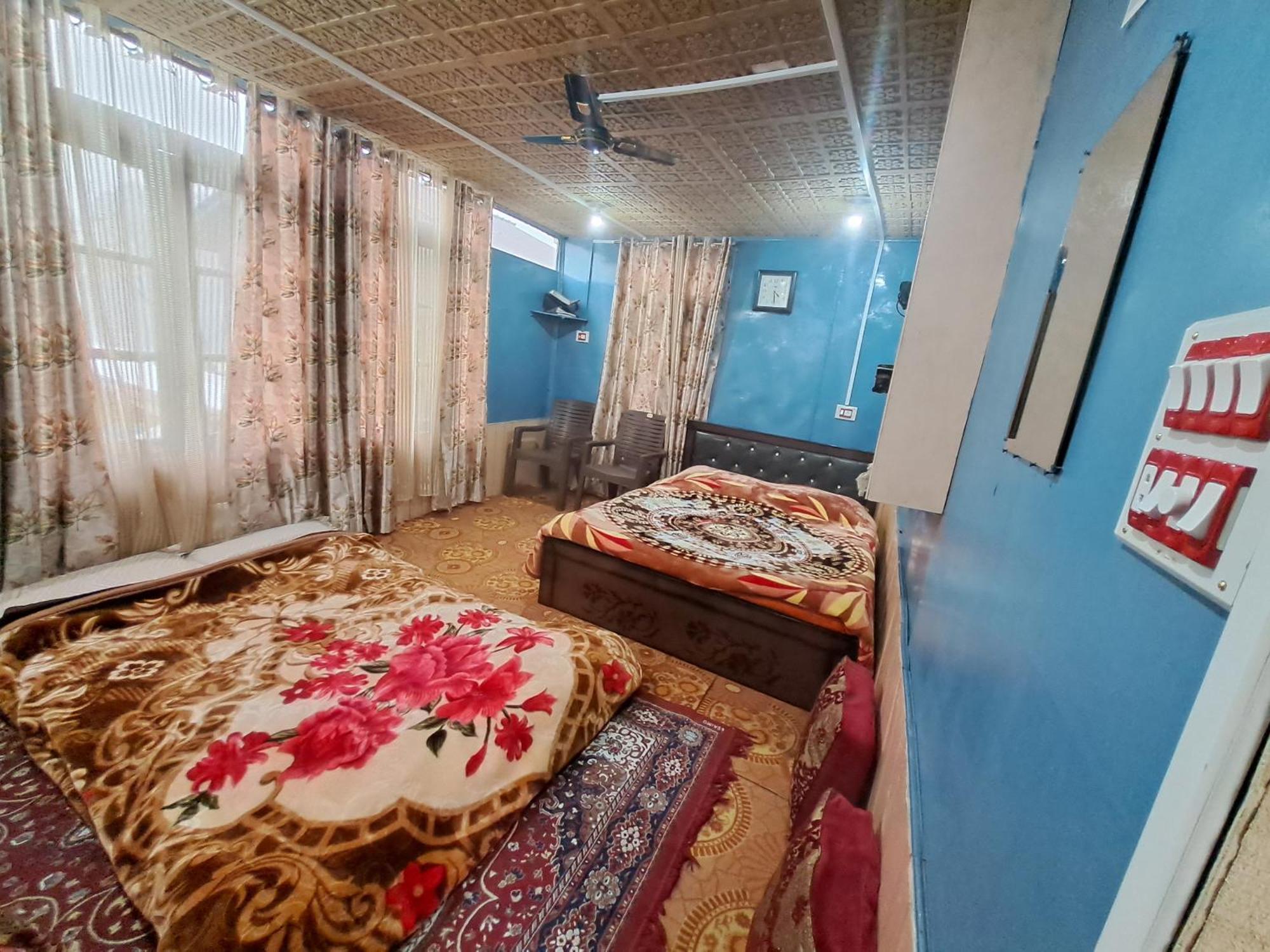 Lakeside Homestay Srinagar Zewnętrze zdjęcie
