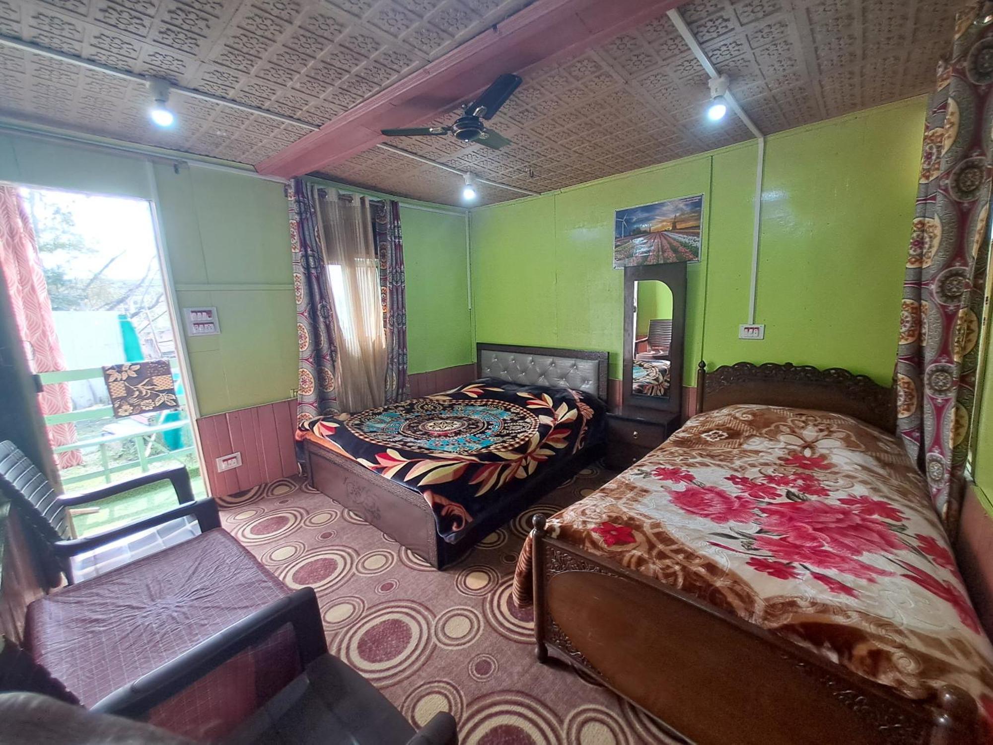 Lakeside Homestay Srinagar Zewnętrze zdjęcie