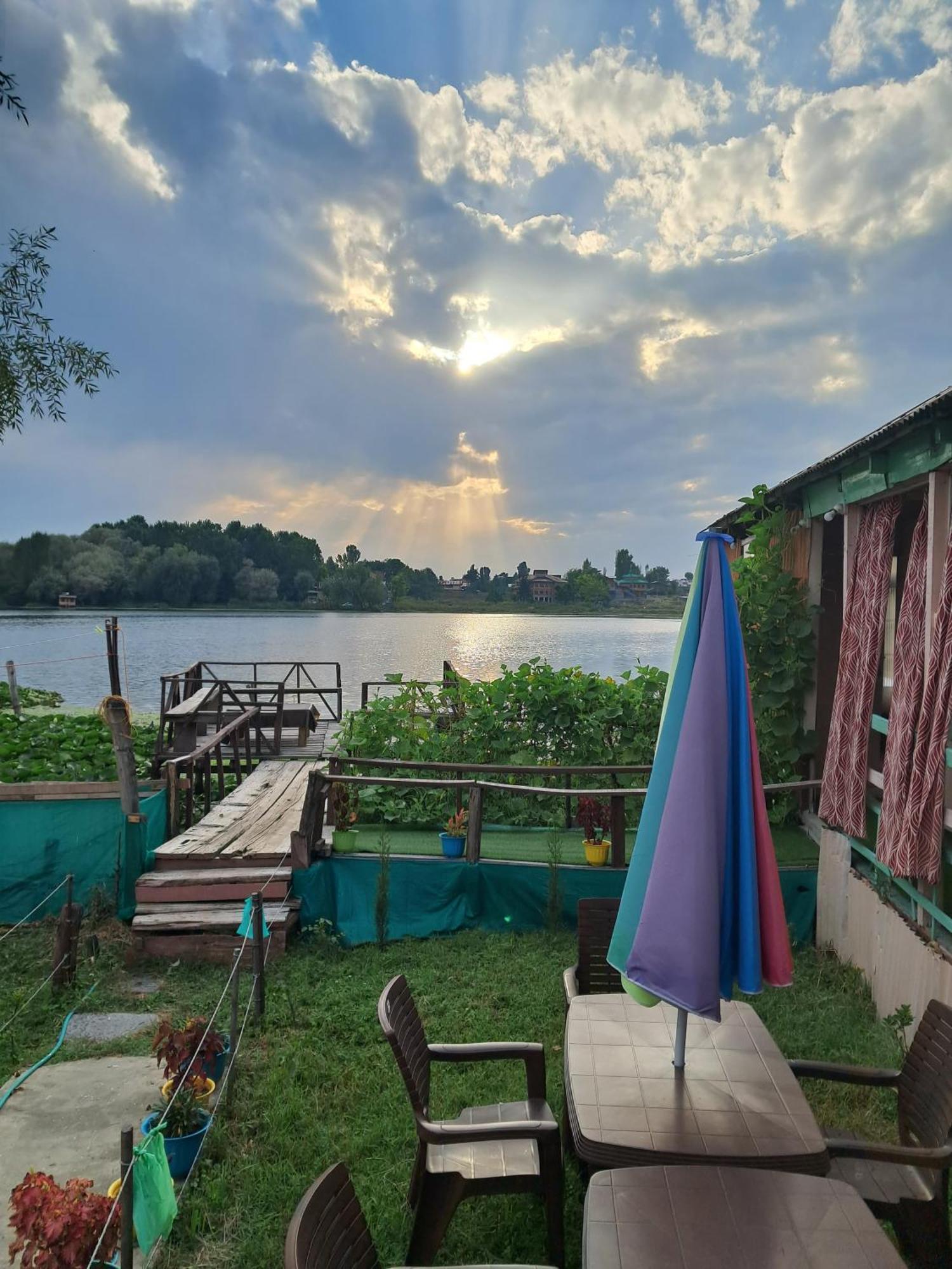 Lakeside Homestay Srinagar Zewnętrze zdjęcie