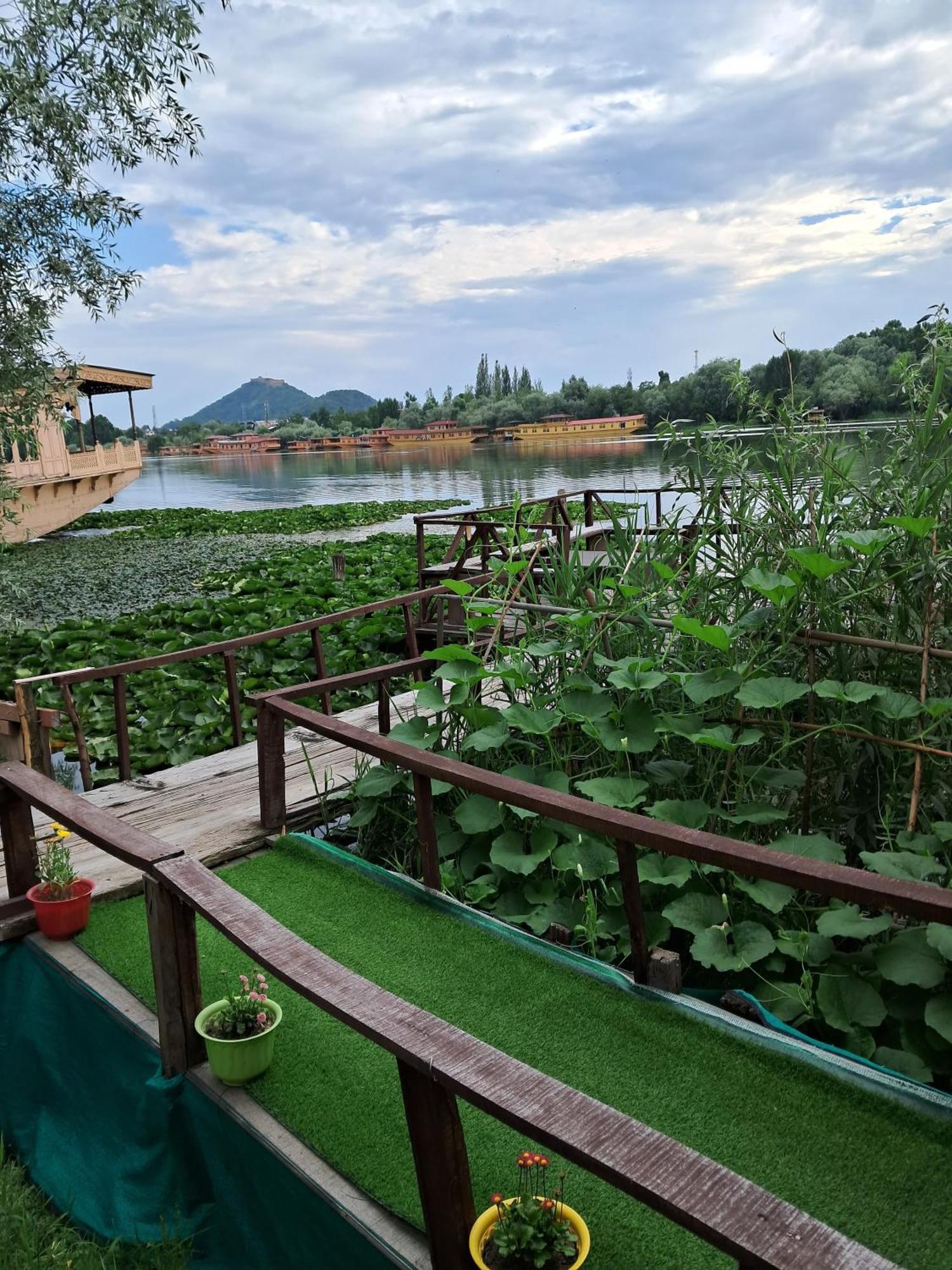 Lakeside Homestay Srinagar Zewnętrze zdjęcie